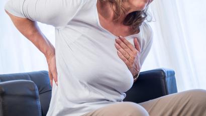 Symbolbild: Christin Klose/dpa
Auch Rückenschmerzen können ein Anzeichen für einen Herzinfarkt sein – vor allem bei Frauen.
