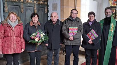 Bild: sei
Pfarrer Andreas Ruhs und Vertrauensfrau Doris Borchardt (links) danken Emmi und Otto Janner sowie Helmut Hackbarth und Christine Poß.
