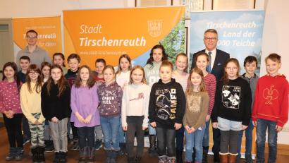 Bild: Stadt Tirschenreuth/exb
Die Schülerinnen und Schüler der Klasse 4b statteten mit Klassenlehrer Konrad Böhm (hinten, links) Bürgermeister Franz Stahl (hinten, rechts) im Tirschenreuther Rathaus einen Besuch ab.