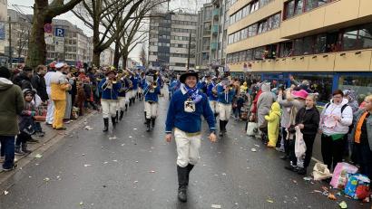 Bild: u
Es ist immer wieder ein besonderes Erlebnis in Düsseldorf. Hier ziehen die Hirschauer, angeführt von Dirigent Wolfgang Vögele, an zigtausenden Jecken musizierend und tanzend vorbei.