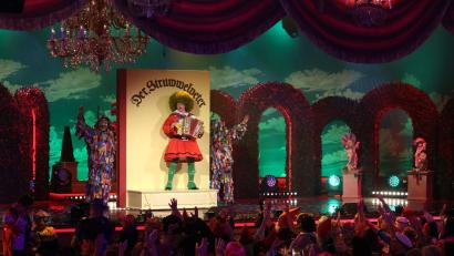 Bild: Karl-Josef Hildenbrand/dpa/Archivbild
Oti Schmelzer als Struwwelpeter steht während der Generalprobe für die BR-Sendung „Fastnacht in Franken“ mit der "Amanda" auf der Bühne.