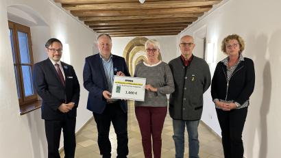 Bild: Christine Hollederer
Scheckübergabe für den Volksbund Deutsche Kriegsgräberfürsorge im Landratsamt Amberg-Sulzbach (von links): Bezirksgeschäftsführer Dr. Dario Vidojković, Landrat und Vizepräsident des Volksbundes, Richard Reisinger, Veronika Pröls vom Schnäppchen- und Flohmarktladen Vilseck, Herbert Grollmisch und Gudrun Quarder.