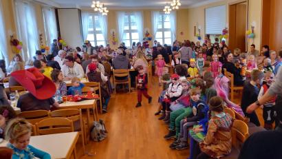 Bild: Maria Wagner/exb
Der Kinderfasching im Pfarrheim in Bärnau war gut besucht.