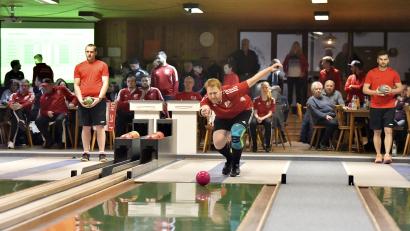 Bild: Hubert Ziegler
Daniel Witt (rechts) und Andreas Meixner (links), beide Fortuna Neukirchen sowie Michael Wehner (Mitte) vom SC Luhe-Wildenau.