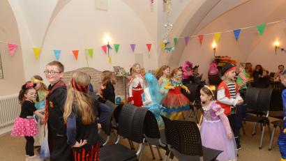 Bild: bey
Die Unterkirche wird für die kleinen Pleysteiner am Wochenende zum Faschingsmekka.