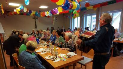 Bild: gz
Beim Seniorenfasching des "Goldenen Oktobers" wurde nach den Melodien von Helmut Moll gesungen, geschunkelt und gelacht.