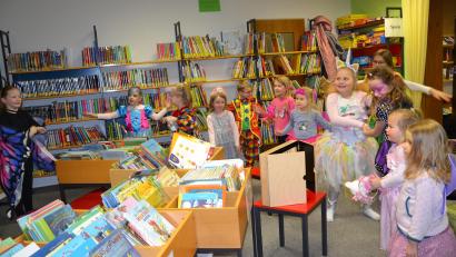 Bild: gi
Aufmerksam lauschten die Kinder bei der Vorlesestunde über die turbulente Faschingszeit mit einer Bildergeschichte mit der Märchentante Birgit Gerlach-Kneißl. Anschließend durfte auch getanzt werden.