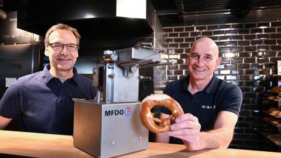 Bild: Bernd Weißbrod
Michael Feil (links) und Dieter Obertautsch, die Erfinder und Entwickler einer einer Butterbrezel-Befüllungsmaschine.