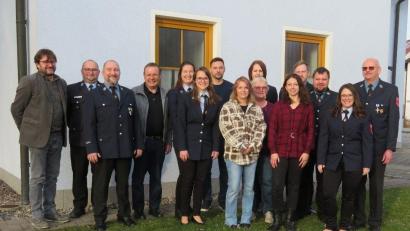 Bild: Werner Ohla/exb
Eine ganze Reihe an Ehrungen gab es. (Von links) Bürgermeister Wolfgang Haberberger, KBM Jürgen Haider, Kommandant Ulli Preißinger, Robert Dollhopf, Tanja Wenzel, Anna-Lena Rix, Jens Priebe, Carolin Müller, Karin Mayer, Melanie Stefan, Anja Prestele, Patrick Bauer, Horst Dollhopf, Daniela Prühl und Vorstand Jürgen Gebhardt.