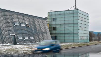 Bild: Florian Miedl/fph
Das Ost-West-Kompetenzzentrum wirkt architektonisch nach wie vor modern, obwohl das Gebäude schon mehr als 20 Jahre alt ist.