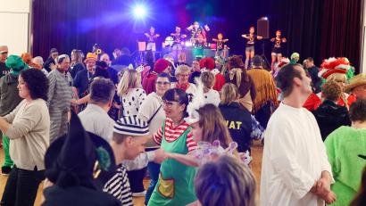 Bild: Dr. Loew Soziale Dienstleistungen/exb
Bei der Faschingsparty von Dr. Loew Soziale Dienstleistungen herrschte Super-Stimmung in der Nabburger Nordgauhalle. Tanz und Spaß standen im Mittelpunkt.