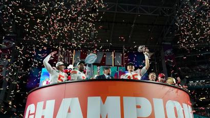 Bild: Ashley Landis/AP/dpa
Die Kansas City Chiefs feiern ausgelassen den Sieg im Super Bowl LVII.