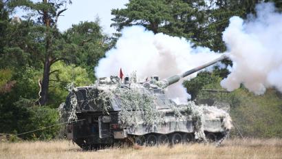 Bild: Mario Hönig/Bunderwehr
Die Panzerhaubitze 2000, hier bei einer Übung in Grafenwöhr, ist die bekannteste Waffe der Weidener Artilleristen. Das wird sie auch nach der geplanten Umstrukturierung am Standort bleiben.