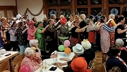 Bild: R. Kreuzer
Bei einer Polonaise ziehen die Frauen beim Weiberfasching durch den Saal.