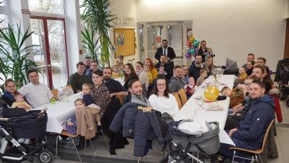 Bild: bkr
Schon mal Bekanntschaft mit dem Schulzentrum machten die Neugeborenen der drei Jahrgänge von 2020 bis 2023 beim Empfang durch die Gemeinde. Von Bürgermeister Thomas Kaufmann und Familienbeauftragter Katja Busch (stehend von links) wurden sie begrüßt und bewirtet.