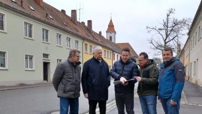 Bild: u
Fraktionsvorsitzender Daniel Hutzler (Mitte) zeigt im ISEK seinen Fraktionskollegen (von links) Gerald Dagner, Reinhold Strobl, Christian Hartmann und Uwe Bergmann die Gestaltungvorschläge zur Hauptstraße auf.