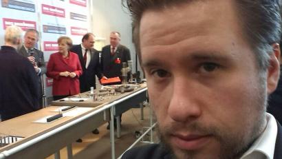 Archivbild: Krischan Affronti/exb
Ein Selfie aus der Zeit bei münchen.tv: Krischan Affronti interviewte auch die damalige Bundeskanzlerin Angela Merkel.