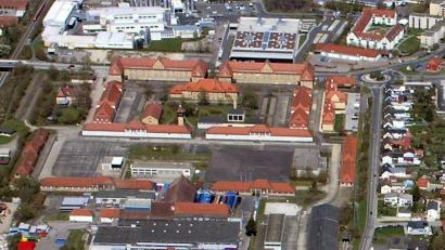 Luftbild: Bernd Georgi
Die Leopoldkaserne steht seit Frühjahr 2018 leer. Mit der Entscheidung des Verteidigungsministeriums, die Panzerbrigade 12 nach Cham zu verlegen, endete eine militärhistorische Ära in Amberg. Die Stadt Amberg bekommt nun die Gelegenheit, das Areal zu erwerben.