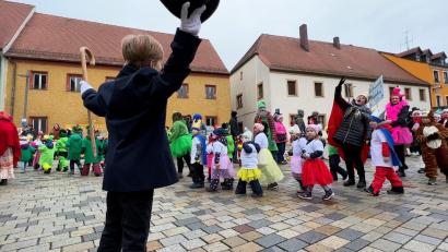 Bild: Heike Unger
Kinderfaschingszug in Hirschau: Charlie Chaplin grüßt begeistert seinen ehemaligen Kindergarten.