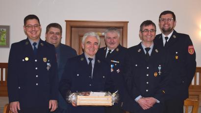 Bild: no
Die Feuerwehr Angfeld dankt mit einem Geschenkkorb: (von links) Vorsitzender Benjamin Hiltl, Bürgermeister Dieter Dehling, der ausgeschiedene Vorsitzende Hans Pickel, Kreisbrandinspektor Hans Sperber, Kommandant Klaus Kölbel und Kreisbrandmeister Thorsten Jobst.