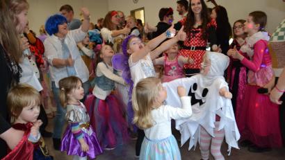 Bild: gi
Lustig und fidel ging es beim Kinderfasching im Pfarrheim zu. Die Kinder haben beim Sing-, Tanz- und Bewegungslied „Tschu, Tschu, wa“ jede Menge Spaß.