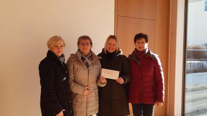 Bild: Sieglinde Norgauer/exb
Karola Beer (links) und Christiane Zimmer (rechts) vom Frauenbund übergaben die Spende an Lydia Moosburger (Zweite von links) und Dr. Johanna Haferkorn (Zweite von rechts).