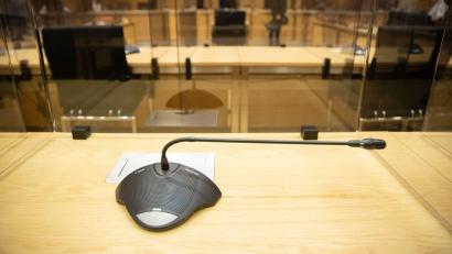 Symbolbild: Friso Gentsch/dpa
Ein Barkeeper ist vor dem Hamburger Amtsgericht angeklagt, weil er mehreren Schülerinnen aus Weiden auf einer Klassenfahrt gegen ihren Willen Alkohol eingeflößt haben und sie und ihre Lehrerin bestohlen haben soll.