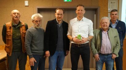 Bild: wel
Tobias Ehrenfried (Dritter von links) bedankte sich im Namen der weiteren Mitglieder (von links) Günter Gilch, Josef Biebl, Peter Forster und Jochen Schneider bei Christian Meyer von der Abteilung Wirtschaftsförderung des Landkreises (Dritter von rechts) für seine Informationen.