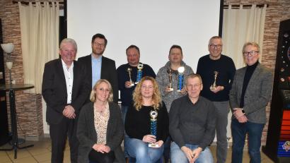 Bild: hcz
Die besten Fotografen zusammen mit den Ehrengästen. Präsidentin Zaneta Weidner (vorne Mitte) gewann selbst den schönsten Pokal beim Jahreswettbewerb.