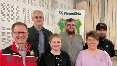 Bild: dop
Der neue Vorstand der SG Neumühle (von links): Sportleiter Josef Lotter, Schatzmeister Wolfgang Gilch, 2. Vorsitzende Magdalena Rosenblatt, der neue Vorsitzende Florian Kustner, Schriftführerin Lisa Rieß und 3. Vorsitzender Raimund Rieß.
