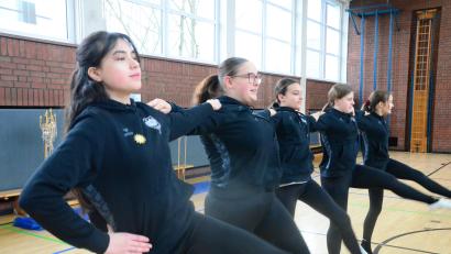 Bild: Kunz
Die ehemaligen Narrhalla-Tänzerinnen beim letzten Warm-up der Saison in der Rehbühlschule.