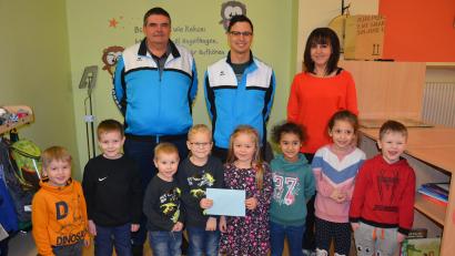 Bild: jr
Die ehemaligen Vorsitzenden des aufgelösten Minigolfclubs Mitterteich-Großbüchlberg, Jürgen Lang (Mitte) und Jürgen Beier, überreichten an Kinderhausleiterin Susanne Fellner den Rest des Vereinsvermögens in Höhe von 1182,13 Euro. Darüber freuten sich auch die Kinder des Hauses „Die kleinen Hankerler“.