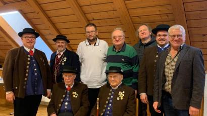 Bild: Meike Diertl/exb
Verdiente Trachtler werden geehrt: (stehend, von links) Vereinsvorsitzender Andreas Götz, Gauvorsitzender Peter Kurzwart, Andreas Wiesend, Christian Roppelt, Lothar Bauer, Zweiter Vorsitzender Johannes Trenz, Zweiter Bürgermeister Norbert Gradl, (sitzend, von links) Ludwig Barth und Georg Bauer.