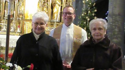 Bild: Donhauser/exb
Präfektin Ottilie Donhauser (links) und Kassier Doris Laußer mit Stadtpfarrer Thomas Helm.