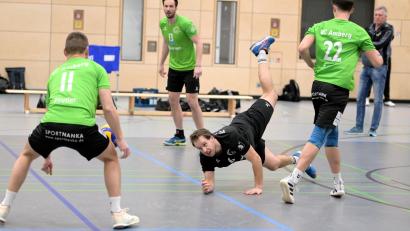 Bild: Hubert Ziegler
Klassische Bauchlandung: Mit 0:3 verloren die Volleyballer des VC DJK Amberg, wie hier Spielertrainer Florian Birner (Mitte), beobachtet von Mario Peutler, Fabian Buck und Christian Scherl (von links) gegen den FTM Schwabing.