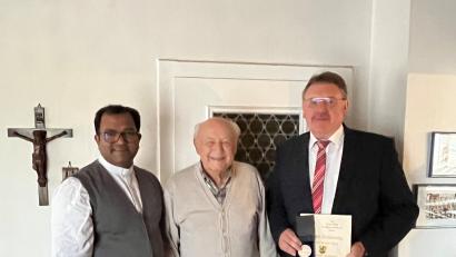 Bild: Stefanie Gradl
Pater Robin (links) und Bürgermeister Hans-Martin Schertl (rechts) überbringen dem Jubilar Walter Rochelt ihre Glückwünsche.