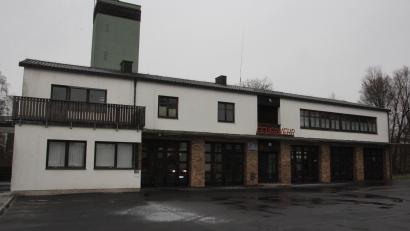 Bild: kro
Das ehemalige Feuerwehrgerätehaus, in unmittelbarer Nähe zur Marien-Grundschule, soll bis 2025 die Ganztagesbetreuung beherbergen. Ob dazu das Feuerwehrhaus abgebrochen oder umgebaut wird, steht noch nicht fest.