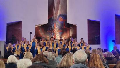 Bild: sei
Beim Gospelgottesdienst, der eigentlich zum Benefizkonzert für die Erdbebenopfer wurde kam eine Spendensumme von rund 1.500 Euro zusammen.