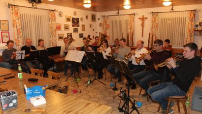 Bild: pi
Die Blaskapelle Waldkirch mit Konrad Träger, Hermann Plödt, Celine Schön, Chef Bernhard Träger, Sebastian Träger, Achim Helgert, Daniela Troidl, Maria Träger, Stefan Völkl, Engelbert Träger, Manfred Eberlein, Bastian Völkl und Michael Völkl (von links) probt eifrig für die Auftritte.