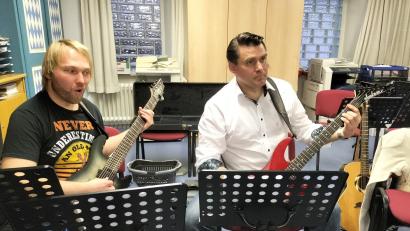 Bild: Florian Wein /exb
Der Landrat macht auch im neuen Musical mit: Im Bild Martin Gersing (links) und Thomas Ebeling (rechts) in der Band-Probe.