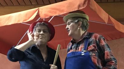 Bild: mma
Theresia Wlach (links) und Helga Kustner lästern über ihre Nachbarn.