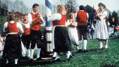 Archivbild: bsc
Die Förderung des Brauchtums sowie die Bereicherung vieler Festlichkeiten gehörten einst zum Vereinsleben des Volks- und Gebirgstrachtenvereins „Stamm“ Friedenfels. Im Bild die Trachtler im Jahr 1988 beim Tanz um den Maibaum im Ortsteil Frauenreuth.