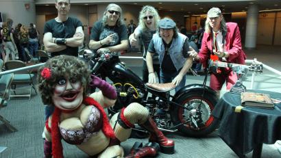 Bild: exb
Bei zwei Jubiläumskonzerten werden AC/DX. mit ihren Fans auf dem "Highway to Hell" reiten. Gründungsmitglied Dieter Zug (stehend, Zweiter von links) verspricht außerdem einige Überraschungen.