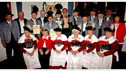 Bild: R. Kreuzer
Zahlreiche Mitglieder des Trachtenverein Almrausch-Stamm Weiden erhalten bei der Jahreshauptversammlung in der „Almhüttn“ die Gauehrung für langjährige Mitgliedschaft in der Trachtenbewegung. Diese ist nur für aktive Trachtenträger. Links stehend ist Gauvorstand Peter Kurzwart, Dritter von links ist Vorsitzender Wolfgang Gmeiner.