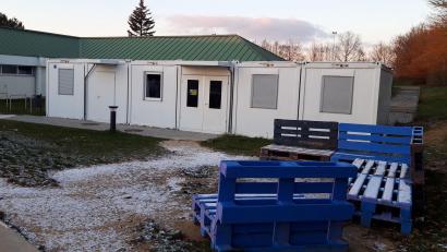 Bild: Claudia Klinger/exb
Der Jugendtreff Cube ist in Containern untergebracht und über einen Schotterweg am Skatepark vorbei zu erreichen.