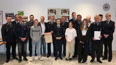 Bild: Josef Mutzbauer/exb
Die Feuerwehr Neuersdorf wählt einen neuen Vorstand mit Vorsitzendem Christian Heindl (Sechster von rechts) an der Spitze und ernennt Johann Pilarski (Siebter von links) zum Ehrenmitglied. Ihnen gratuliert der Schnaittenbacher Bürgermeister Markus Eichenmüller (Sechster von links).
