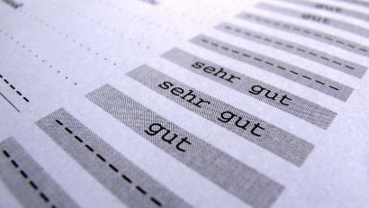 Bild: picture alliance / dpa/Archivbild
Zeugnisse von Schülern liegen auf dem Tisch eines Gymnasiums in Kaufbeuren.