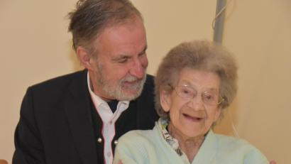 Bild: hcz
Elsa Binner (97) ist 75 Jahre beim Trachtenverein. Ihr Sohn Josef "Timi" Binner und unser Reporter besuchten das Almfrieden - Urgestein im BRK Senioren - und Pflegeheim. Timi Binner, der in den 70er Jahren auch einmal Faschingsprinz war, wurde für 55 Jahre Almfrieden-Treue geehrt.