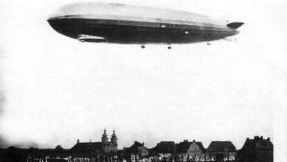 Bild: Archiv Bruno Salomon/exb
Das Luftschiff LZ 127 Graf Zeppelin überflog am 28. September die Region bei Waldsassen. In der "Grenzzeitung" wurde wenig später über das Ereignis und über "drollige Zwischenfälle" berichtet. Von einem zu erzählen weiß Pfarrer in Ruhe Hans Riedl aus Kirchenlamitz, der aus Netzstahl bei Waldsassen stammt.