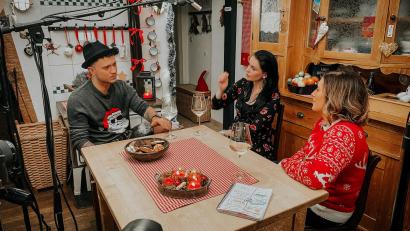 Bild: Glaser/exb
Franzi Glaser (rechts) im Gespräch mit Mundart-Sänger Max Weidner und Schauspielerin und Tänzerin Anita Eichhorn. Für die zweite Staffel der Online-Serie war es der Produzentin wichtig, dass die Gäste bunt gemischt sind und die Themen alle Generationen ansprechen.